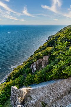 Vue sur le Koenigsstuhl depuis le point de vue de Victoria sur les falaises de craie de la mer Baltique. sur Andreas Völkel