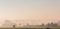 Cyclistes dans les prairies, dans le brouillard du matin par Daan Kloeg Aperçu