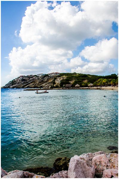 Heldere zee bij Blue Bay, Curacao van Joke Van Eeghem