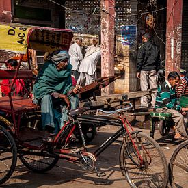 Menschenmassen in den Straßen von New Dehli von Reisverslaafd