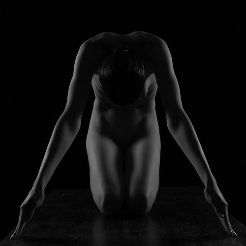Artistiek naakt symmetrie model in zwartwit