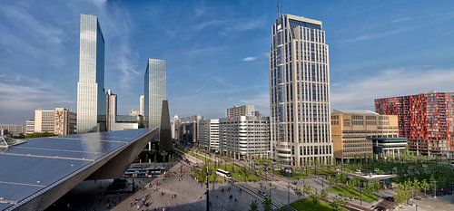 Stationsplein Rotterdam  op een zonnige dag.