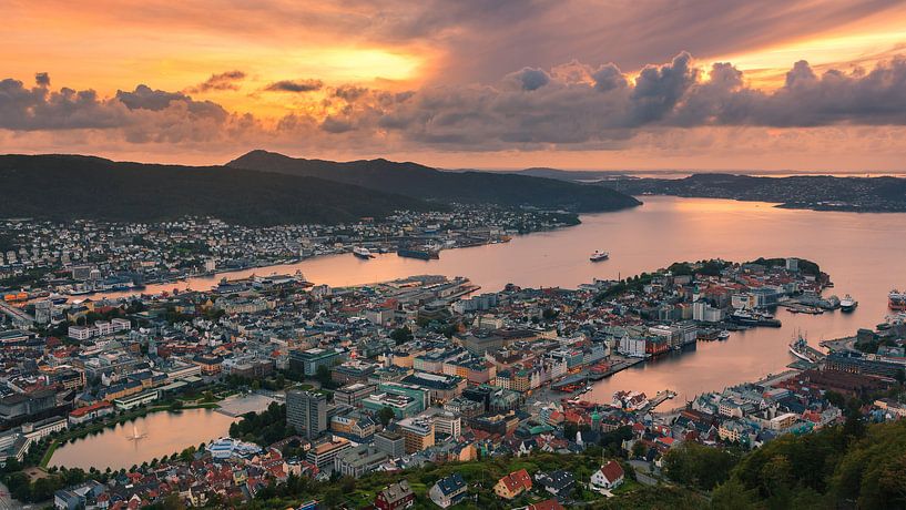 Zonsondergang Bergen, Noorwegen van Henk Meijer Photography