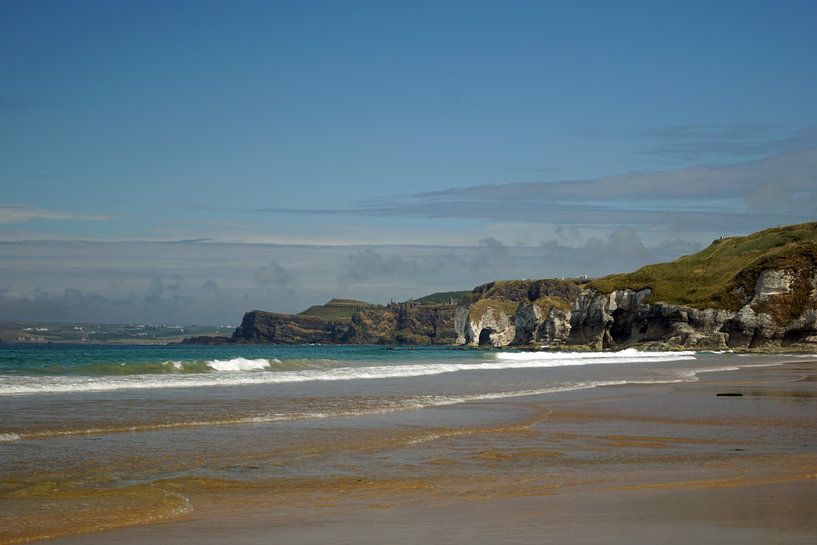 La plage de White Rocks est située directement sur la Causeway Coastal Route. par Babetts Bildergalerie
