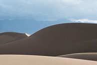Berg van zand onder de wolken in de woestijn | Iran van Photolovers reisfotografie thumbnail