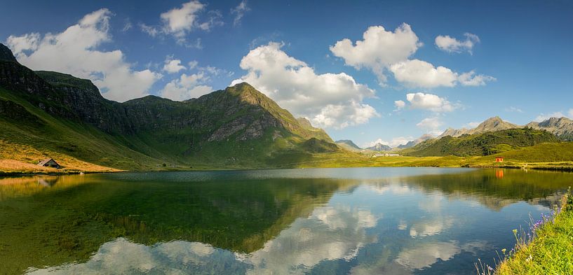 Lac de montagne alpin Lago Cadagno dans le Val Piora Tessin Suisse par Martin Steiner