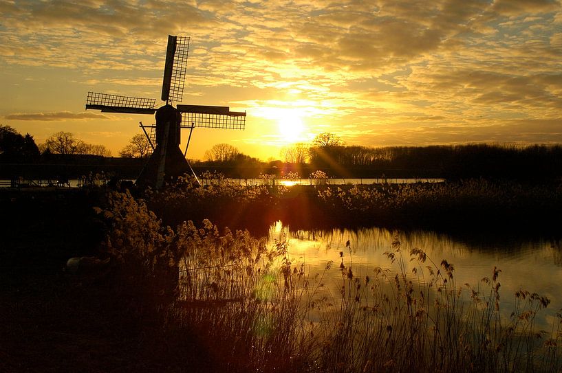 Sonnenuntergang mit Mühle in der Nähe des Flusses Oude IJssel von Arno Wolsink