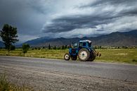 Traktor mit bedrohlichen Wolken von Julian Buijzen Miniaturansicht