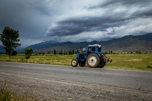 Traktor met dreigende wolken