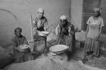 Tef bereiden voor de enjera, Ethiopia by Colette Vester