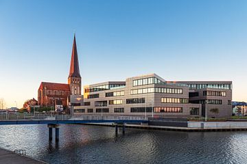 De stadshaven in de vroege ochtend in de Hanzestad Rostock van Rico Ködder