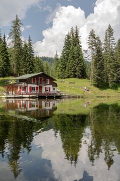 Berghuisje aan een forellenmeer in de Dolomieten