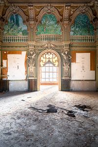 Verlassene Villa mit Fenster.