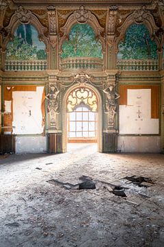 Villa abandonnée avec fenêtre. sur Roman Robroek - Photos de bâtiments abandonnés