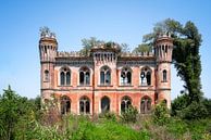 Verlassene Burg auf dem Land. von Roman Robroek – Fotos verlassener Gebäude Miniaturansicht