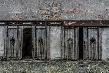 Holztüren in einem Fort von Ans Bastiaanssen