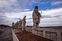 Beelden bovenop de Sint-Pietersbasiliek in Vaticaanstad