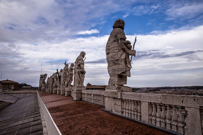 Beelden bovenop de Sint-Pietersbasiliek in Vaticaanstad van Sander de Jong