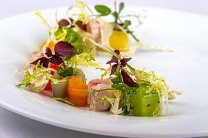 Salade gekonfijte kip met komkommer, bospeen, sjalot en raijs van Frank Broenink