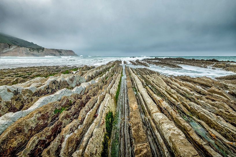 Die felsige Küste von Zumaia in Spanien von Frans Nijland