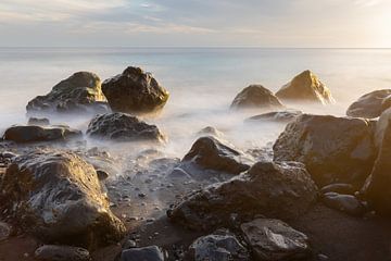 Rotsen in de zee tijdens zonsondergang van Lisa Groothuis