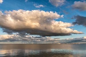 Parc éolien sur l'IJsselmeer avec des nuages d'orage.