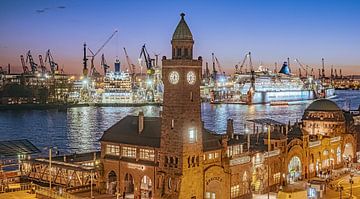 HAMBURG Landungsbrücken 2 mit Kreuzfahrtschiffen 16:9 Panoramabild