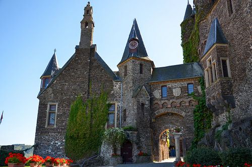 Poort met klokkentoren en kerk, alsmede oude muren en torens van de Reichsburg Cochem in Hunsrück. R