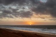 Zonsondergang en avondwandeling op strand van Texel van Marianne van der Zee thumbnail