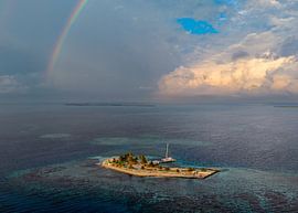 Regenbogen über der karibischen Insel Belize von Fulltime Travels