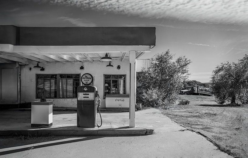 Route 66, this abandoned gas station. by Peter Verduin