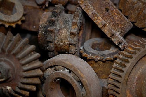 Tandwielen en kogellagers in een doos met reserveonderdelen