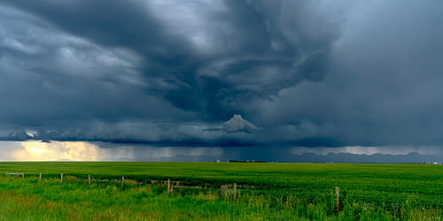 Orage au-dessus de la prairie