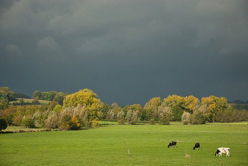 Zon en dreigende wolken in het Geuldal