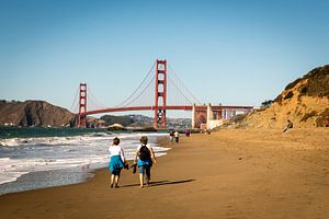Golden Gate Bridge à San Francisco Californie depuis Baker Beach avec des touristes