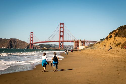Golden Gate Bridge in San Francisco Californië vanaf Baker Beach met toeristen