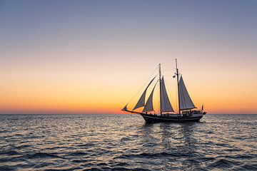 Zeilschip in de zonsondergang bij de Hanse Sail in Rostock van Rico Ködder