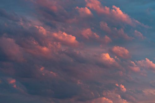 prachtige roze oranje wolken