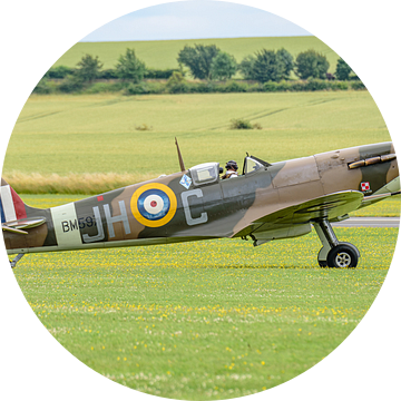 Supermarine Spitfire Mk. Vb bij Flying Legends airshow. van Jaap van den Berg