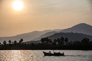 Vissersboot op de Mekong Rivier von Wim van Heugten