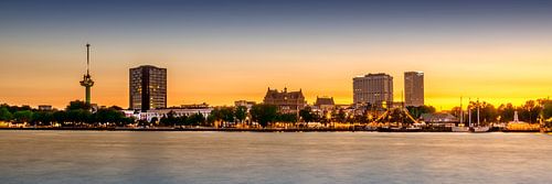 Skyline van Rotterdam met Euromast in de ondergaande zon | Panorama