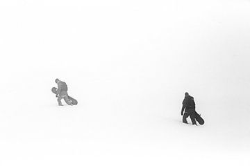 The search. Zoektocht naar de beste sneeuw in potdichte mist in Vorarlberg. van Hidde Hageman