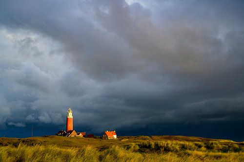 Vuurtoren van Texel in de duinen tijdens een stormachtige herfstochtend