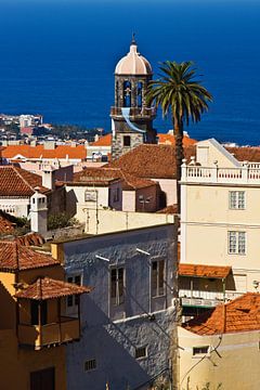 Kerktoren en zee in La Orotava van Anja B. Schäfer