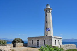 De vuurtoren van Gythio in Griekenland van Tomherkules