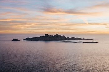 Blick auf die Ile Riou nach Sonnenuntergang