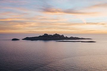Uitzicht op Ile Riou na zonsondergang van Joep van de Zandt