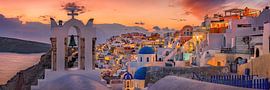 Het Griekse dorp Oia ( Thira ) op Santorin aan de sfeervolle zonsondergang