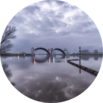 De sluizen bij Amerongen met hoog water van Moetwil en van Dijk - Fotografie