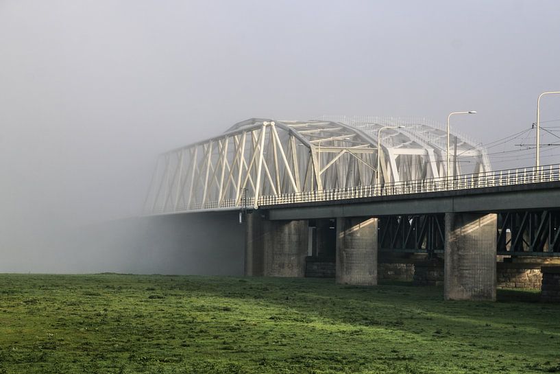 Westervoort-Brücke im Nebel von Karlo Bolder